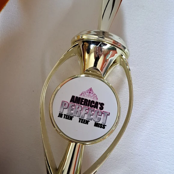 Gold and Red Star Trophy Set Of 3 - Picture 3 of 13